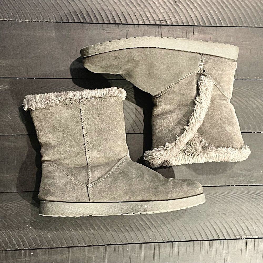 Light Grey, Suede, Women’s Fuzzy, Pull-On Boots. Size 10.